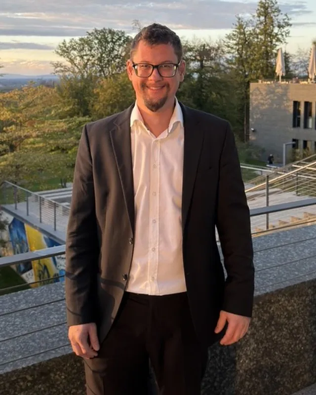 Jens Köhler auf einer Terrasse im Abendlicht