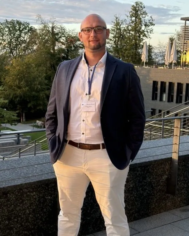 Philippe Olsson auf einer Terrasse im Abendlicht